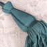 Kép 2/3 - Alisa egy bojtos függönyelkötő Sötét türkiz