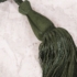 Kép 2/3 - Alisa egy bojtos függönyelkötő Sötétzöld