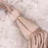 Kép 2/3 - Alisa egy bojtos függönyelkötő Rózsaszín