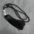 Kép 1/5 - Iza egy bojtos függönyelkötő glamour stílusban Fekete
